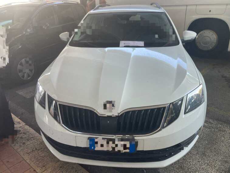 Galleria foto 'Bari, Ncc abusivi fermati in aeroporto: trasportavano turisti senza autorizzazione, multati' - foto 1