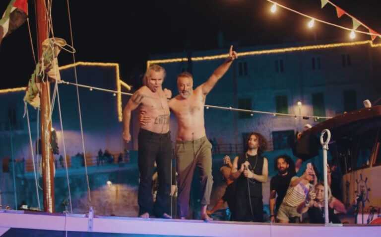 Porto Rubino, Piero Pelù termina il concerto con un tuffo liberatorio nel mare di Giovinazzo – VIDEO