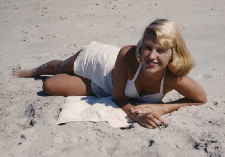 Ira e dolore? Si sconfiggono con la poesia. La lezione di Sylvia Plath, poetessa ribelle