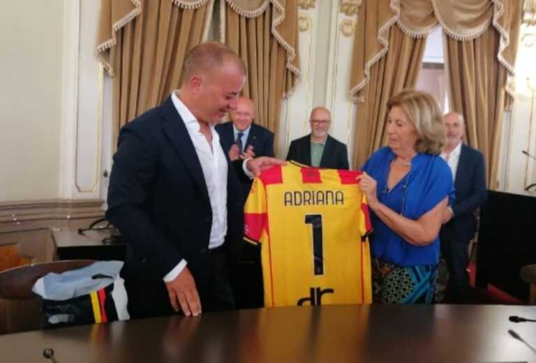 Alla sindaca Poli Bortone la maglia numero 1 del Lecce: «Fanno conoscere la nostra città»