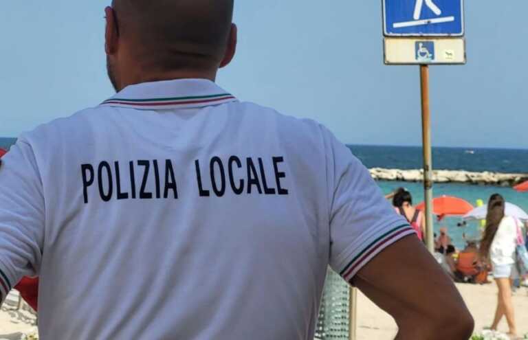 Ruba la borsa a turisti stranieri e chiede denaro per restituirla: arrestato un 24enne in spiaggia a Bari