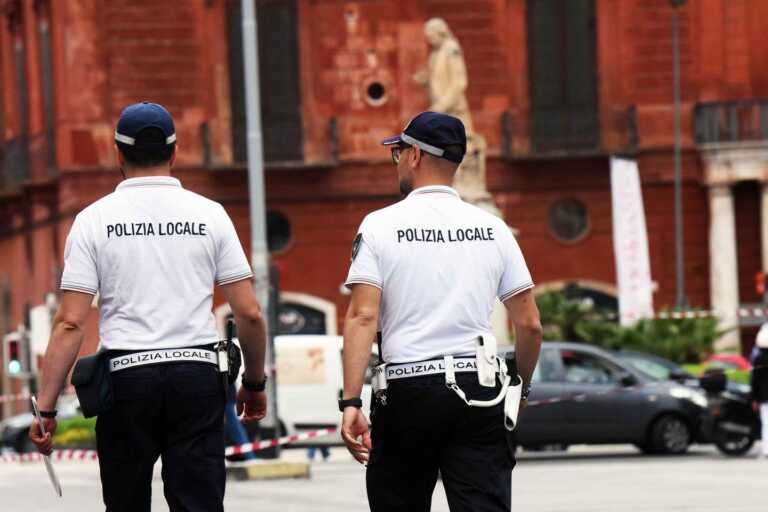 Parcheggiatori abusivi e furti a Pane e pomodoro: stretta sulla sicurezza a Bari