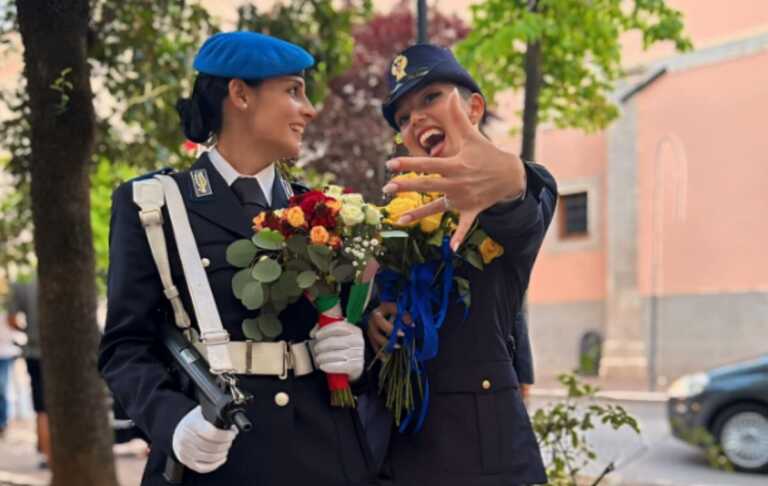 Le poliziotte tarantine si sposeranno: la proposta con il picchetto dei colleghi con le rose – VIDEO