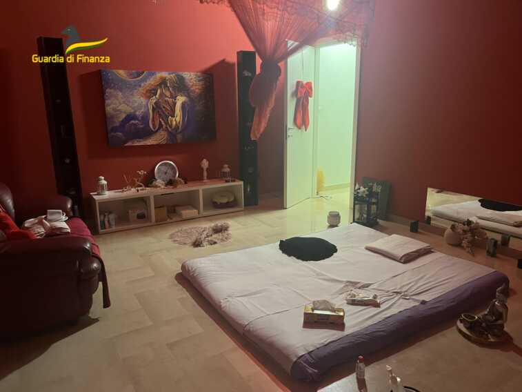 Sesso a pagamento nel centro massaggi: tariffe d 300 euro e raccolta punti, 2 arresti a Barletta – VIDEO