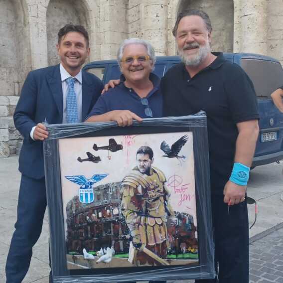 Galleria foto 'La consegna al premio Oscar: il quadro dell’artista di Lucera Gino Valeno a Russell Crowe – FOTO' - foto 1