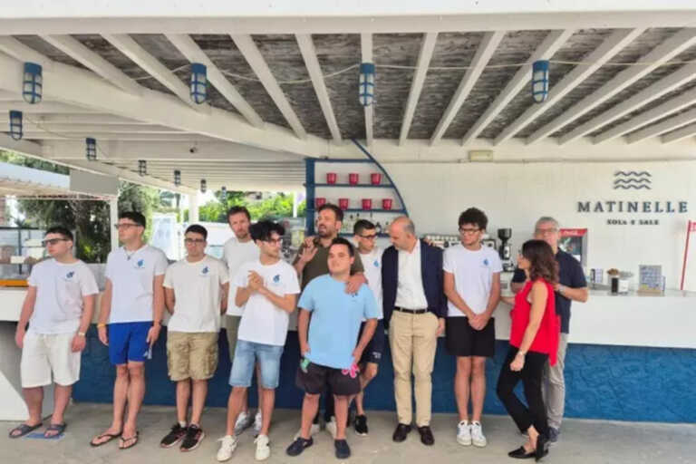 Trani, sei ragazzi autistici lavoreranno nel bar di un lido: sulla divisa il motto “Siamo tutti unici”