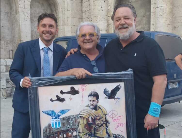 La consegna al premio Oscar: il quadro dell’artista di Lucera Gino Valeno a Russell Crowe – FOTO