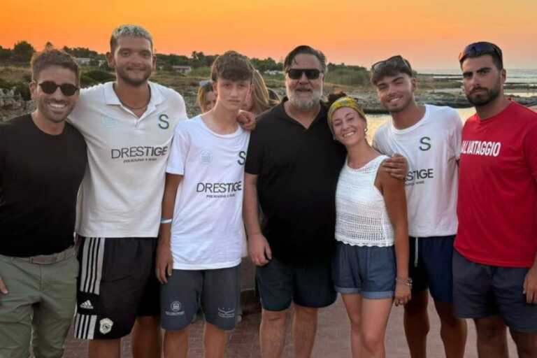 Russell Crowe a Polignano, relax a Cala San Giovanni pre-concerto: stasera atteso a Capurso