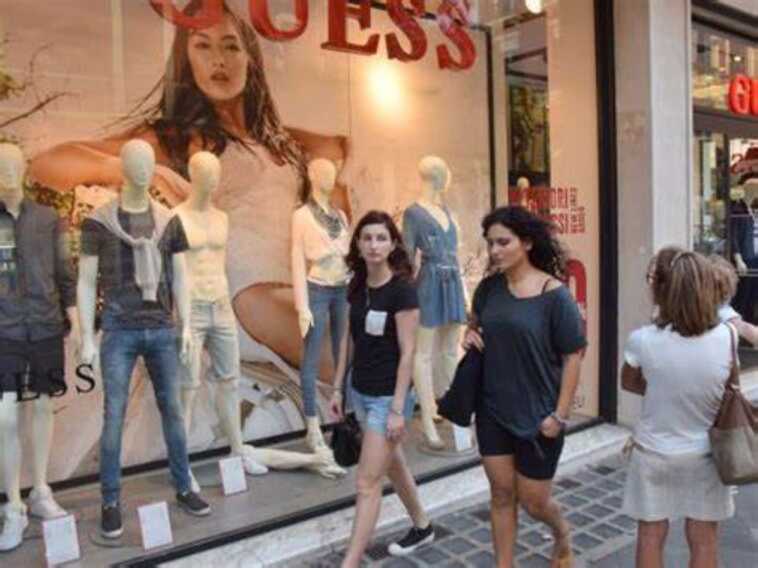 Arrivano i saldi: ogni famiglia spenderà in media 202 euro, cresce lo shopping online