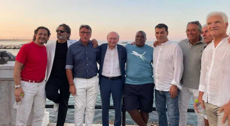 Seguaci in festa, lo scatto virale di Michele Salomone: «Leggende del calcio barese»