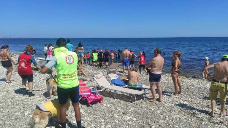 “Salva gente” 2 a Torre Quetta: i cani bagnino in spiaggia con gli utenti del centro diurno Auxilium
