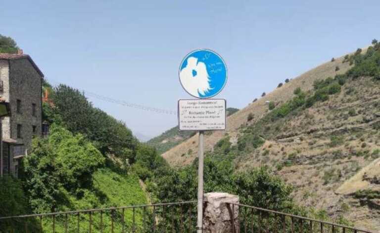 A Sasso di Castalda è obbligatorio baciarsi: la segnaletica dell’amore nel paese del Ponte alla luna