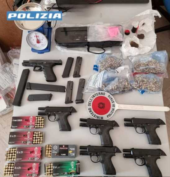 In auto armi e 8mila euro in contanti, a casa droga ed esplosivo: arrestato un 24enne a Bari