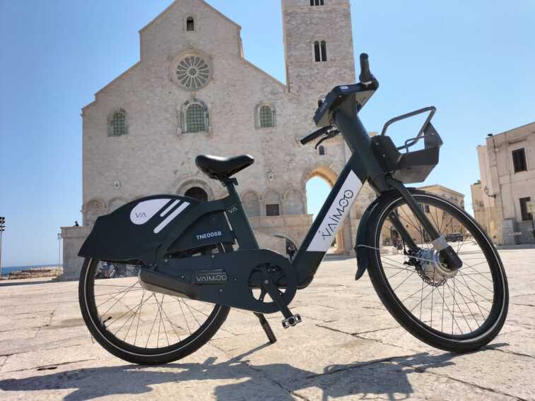 Trani, al via il nuovo servizio di bike sharing: 120 bici elettriche e sconti per chi le usa