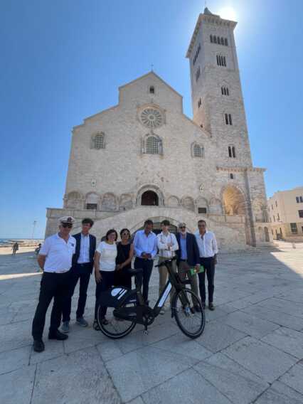 Galleria foto 'Trani, al via il nuovo servizio di bike sharing: 120 bici elettriche e sconti per chi le usa' - foto 1