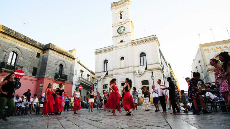 La Taranta attraversa il Salento: cresce l’attesa per il Festival itinerante verso Melpignano – VIDEO
