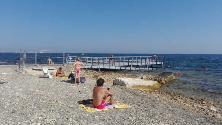 Bari, quasi complete le piattaforme di accesso al mare a Torre Quetta. Ma non per tutti – VIDEO