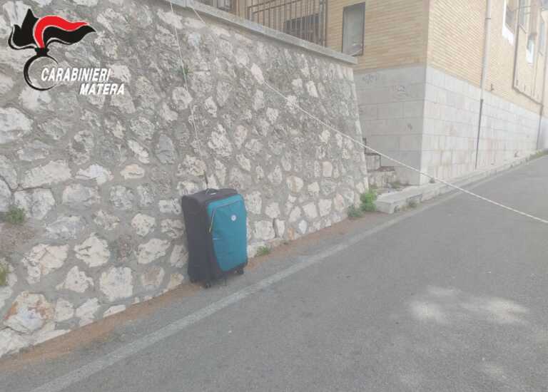 Trolley abbandonato a Matera: scatta l’allarme bomba. Intervengono gli artificieri – VIDEO