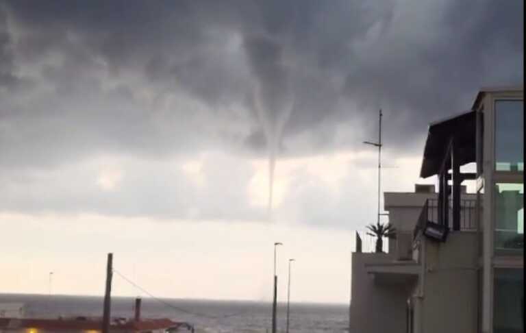 Galleria foto 'Tromba marina avvistata nel Barese, il fenomeno atmosferico spaventa e “rallegra” – VIDEO' - foto 1