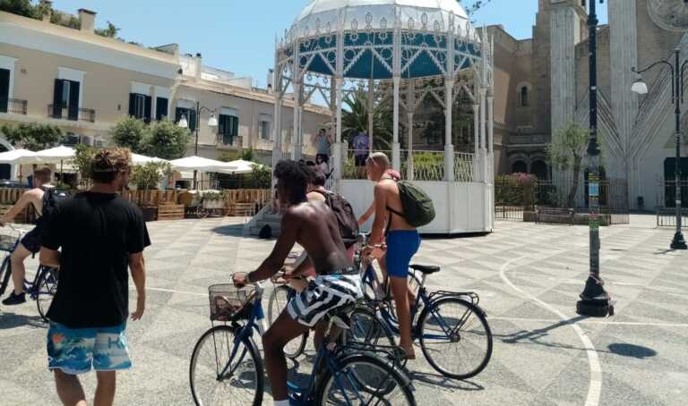 Gallipoli, stretta sul decoro urbano: stop alle “citronelle” sulle mura. Bikini solo al mare