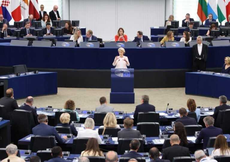Commissione Ue: Ursula Von der Leyen rieletta presidente con 401 voti a favore
