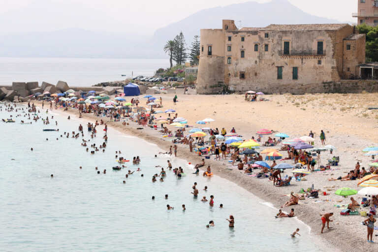 Rincari al top, vacanze più brevi per gli italiani: sei su dieci non rinunceranno all’agognata pausa di agosto