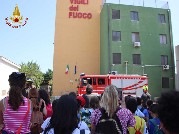 Piccoli pompieri “a lezione” dai vigili del fuoco: a Molfetta un incontro speciale per i ragazzi di Metropolis