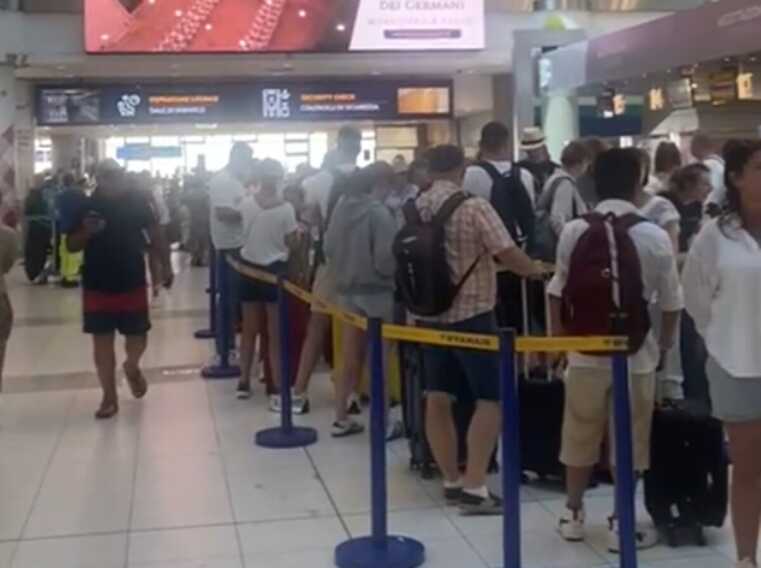 Aeroporti pugliesi, voli in ritardo ma operativi dopo il tilt informatico: code a Bari – VIDEO