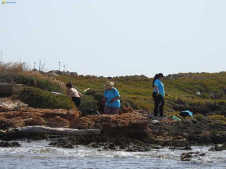 Solidarietà ambientale, famiglie e volontari ripuliscono la costa di Torre Guaceto