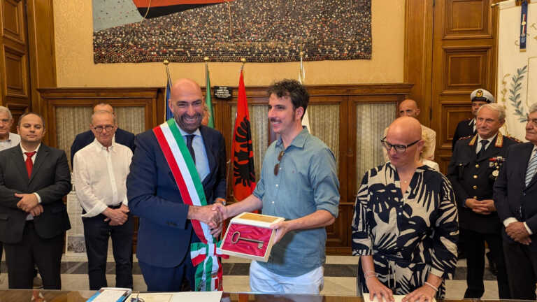 Bari, 33 anni fa l’arrivo della Vlora: a Desiati, autore di “Mare di zucchero”, le chiavi della città Bari, 33 anni fa l’arrivo della Vlora: a Desiati, autore di “Mare di zucchero”, le chiavi della città