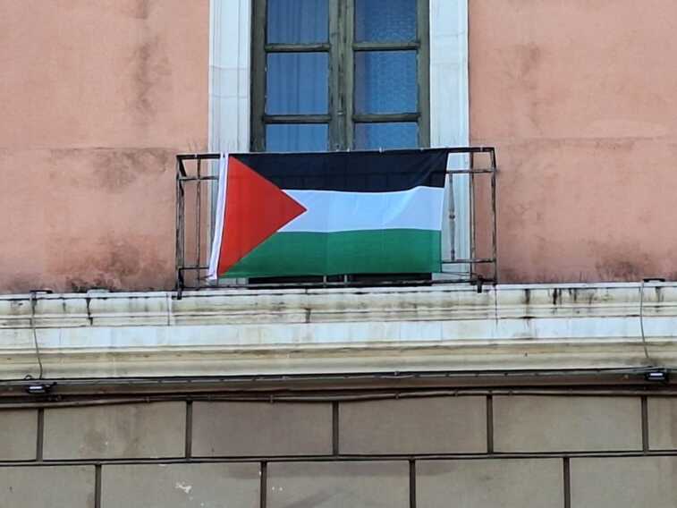 Bandiera palestinese a Palazzo di Città, Leccese: «Testimonia l’anelito alla pace dei baresi»