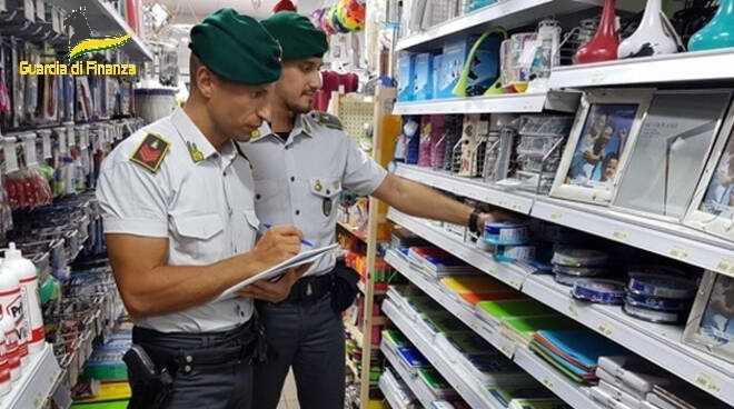Prodotti pericolosi per la salute pubblica, sequestrati oltre 65mila articoli irregolari nel Tarantino