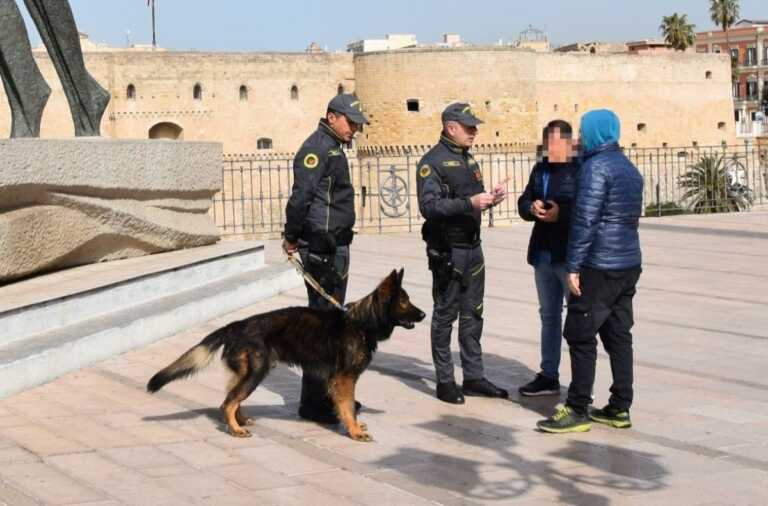 Il fiuto di Fagot e Basco non tradisce e smaschera 22 possessori di droga nel Tarantino: stupefacenti sequestrati