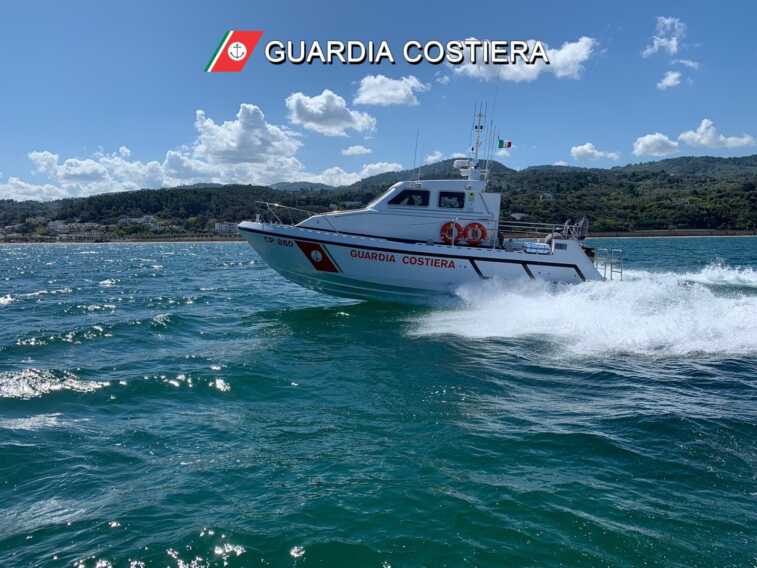 Taranto, incendio in barca al largo del Mar Grande: due bambini tra i 9 passeggeri soccorsi. Nessun ferito