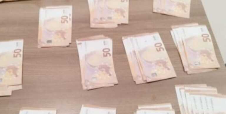 Salento, sorpresi in vacanza con banconote false: in camera un’ascia e un coltello. Due denunce