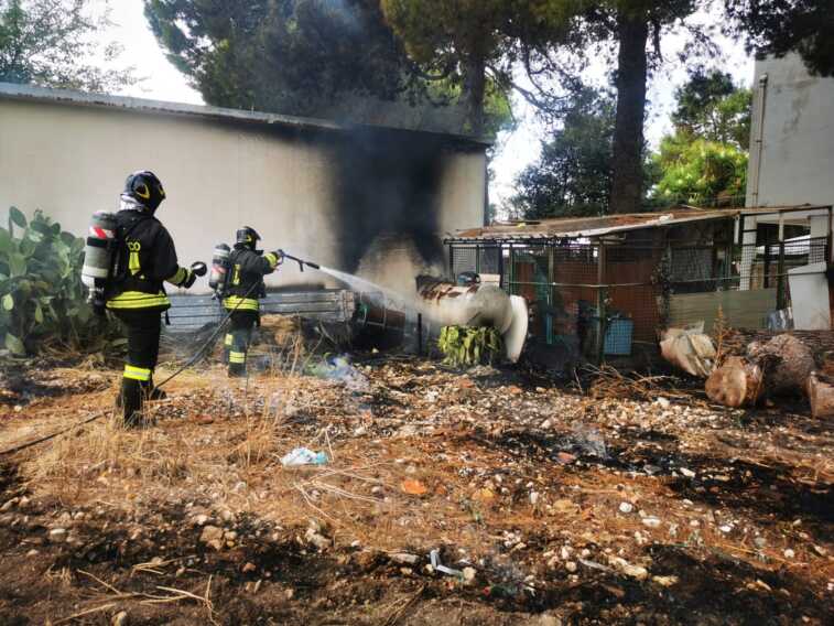 Galleria foto 'Bari, tragedia sfiorata a Carbonara: scoppia un incendio vicino a un serbatoio di Gpl' - foto 1