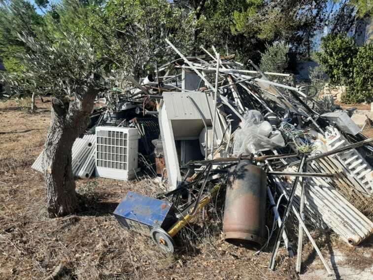 Terreno agricolo trasformato in discarica a Santa Cesarea Terme: una denuncia