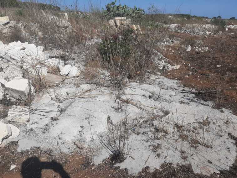 Galleria foto 'Terreno agricolo trasformato in discarica a Santa Cesarea Terme: una denuncia' - foto 1