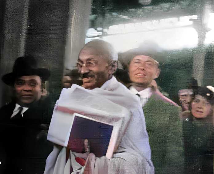Brindisi accoglie il busto di Gandhi: in piazza Vittorio Emanuele II un monumento di pace