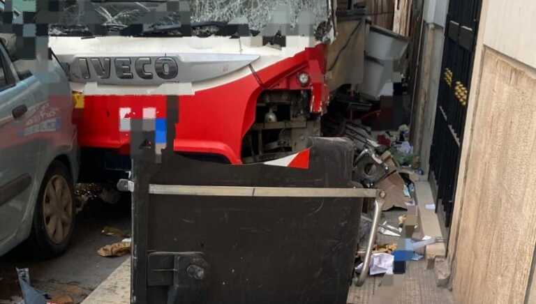 Bari, incidente tra auto e bus Amtab: tre feriti. Danneggiate 9 vetture su via Dante