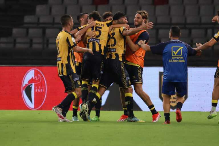 Galleria foto 'Il Bari crolla al San Nicola e perde pesantemente contro la Juve Stabia per 3 a 1' - foto 1