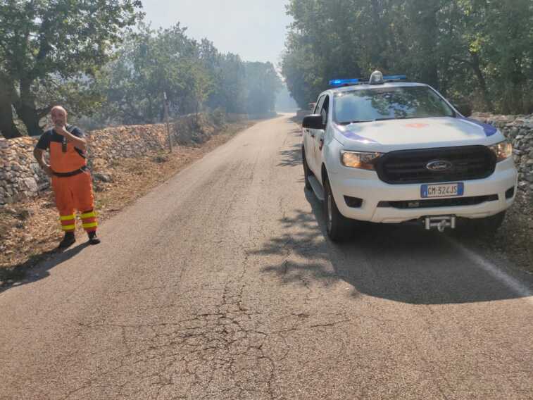 Vasto incendio tra Corato e Ruvo di Puglia, in azione due canadair provenienti da Foggia – VIDEO