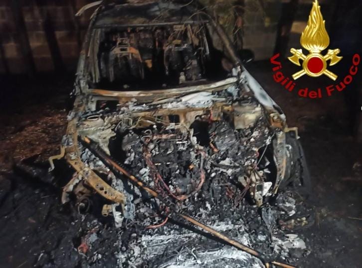 A fuoco tre auto in un parcheggio di una struttura ricettiva nel Leccese, il rogo nella notte: nessun ferito