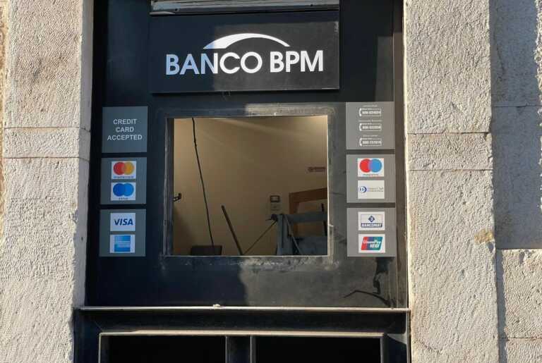 Boato all’alba a Bisceglie: fanno esplodere il bancomat e fuggono con il bottino