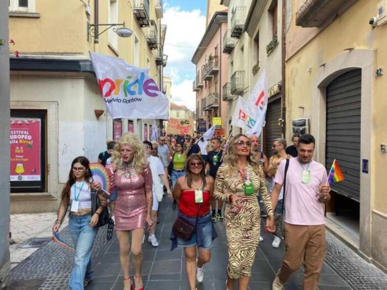 Potenza si colora d’arcobaleno per il Basilicata Pride: in 300 per le strade – VIDEO