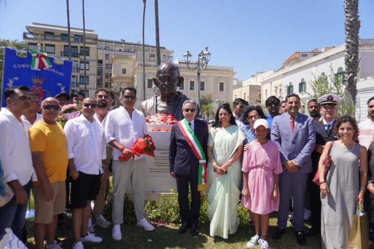 Brindisi celebra Gandhi, inaugurato il busto donato dall’India