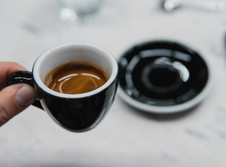 Caffè, ma quanto mi costi? Un espresso al bar potrebbe arrivare anche a 2 euro