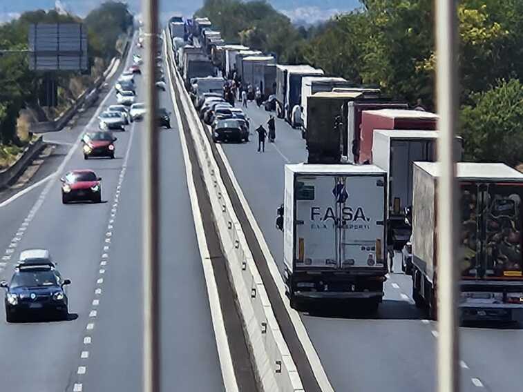Fasano, camion si ribalta sulla 379 Brindisi-Bari: due feriti uno in codice rosso