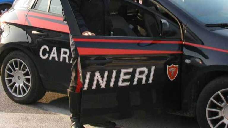 Collepasso, minaccia la compagna con una mannaia e aggredisce i carabinieri: denunciato un 19enne