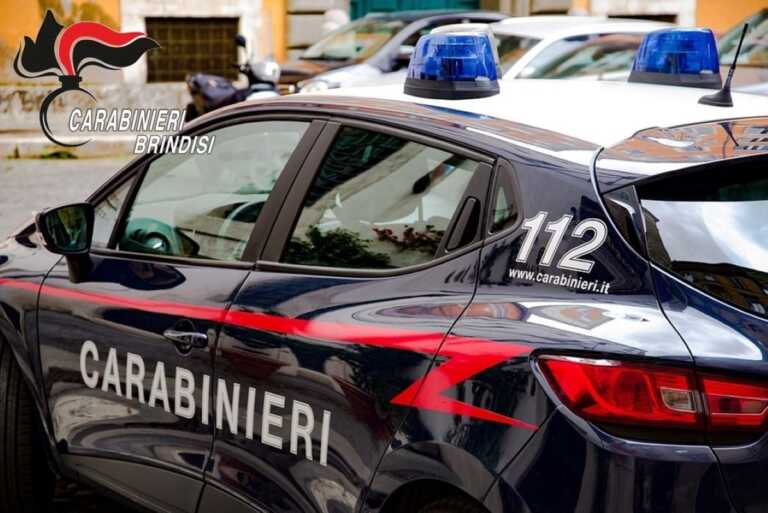 Cade da un’auto in corsa e sbatte la testa sull’asfalto: muore 20enne nel Brindisino